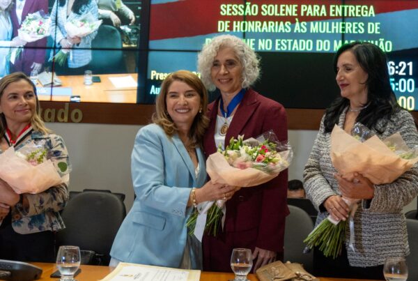 A deputada Iracema Vale entrega flores à Dra. Maria dos Remédios durante a cerimônia de entrega da Medalha do Mérito Legislativo Jackson Lago, na Assembleia Legislativa do Maranhão.